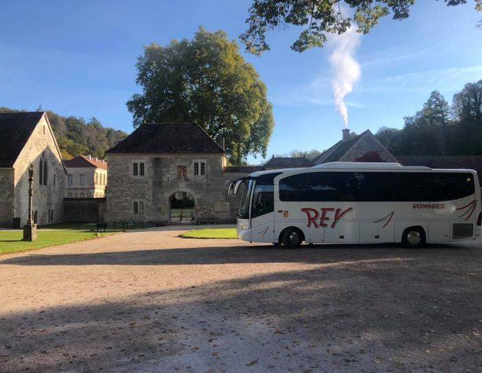 Mercedes Tourino (26 places) devant l’abbaye de Fontenay (Côte d’Or)